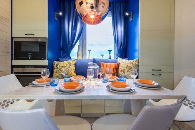 Bàn ăn với thiết kế hiện đại với tông màu trắng. Bàn ăn tuy không lớn nhưng cách thiết kế làm cho không gian bày bàn ăn khá rộng, vừa đủ để cho cả một gia đình cùng ăn tối bên nhau.