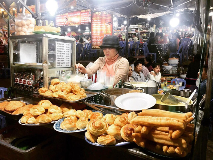 Các loại bánh ngọt: Bánh tiêu, bánh quẩy, bánh su kem, bánh ống,… các loại bánh này đều rất thơm ngon và luôn được lựa chọn để ăn kèm khi uống sữa đậu. Giá cả thì lại rất “hạt dẻ”. Ảnh: Lao động.