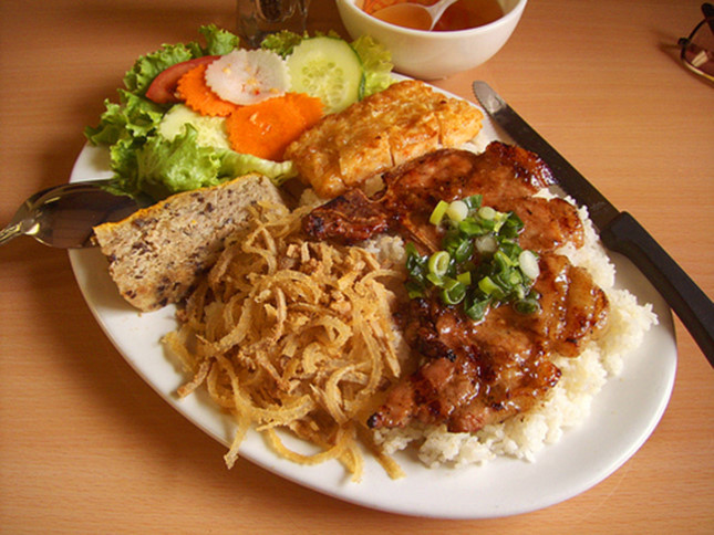 Nhiều người còn cho rằng, cơm tấm sườn bì chả ngon nhất ở Sài Gòn là phải ăn vào lúc nửa đêm hoặc về sáng, giữa lòng thành phố tĩnh mịch. Vậy nên, nếu đi một vòng thành phố vào lúc đêm muộn, sẽ không khó để bạn thấy những quán cơm bình dân bên đường, không bảng hiệu nhưng rất đông khách.