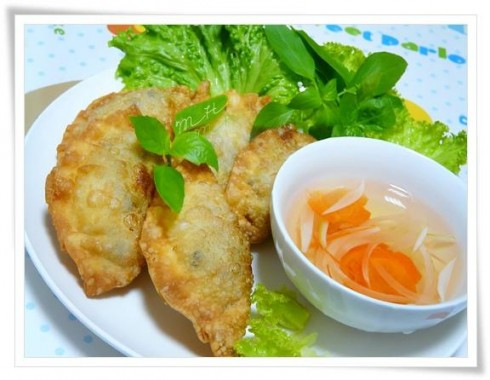 Nguyên liệu gồm phần vỏ bánh: 400gr bột mì, 1/2 thìa cà phê muối tinh, 1 thìa bơ, 200ml nước, 1/2 thìa cà phê men nâu (không có cũng được, nếu có men thì hoà tan rồi cho vào bột)