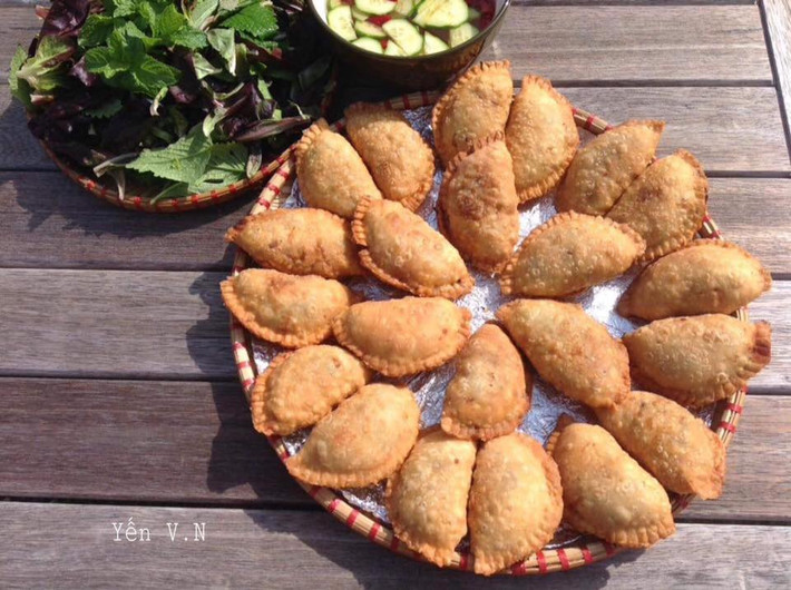 Bánh gối có lớp vỏ giòn tan, hương vị đậm đà của nhân thịt và trứng, chấm cùng nước mắm chua ngọt, thơm ngon khó cưỡng nổi. Những ngày rảnh rỗi, bạn có thể tự trổ tài làm món bánh gối nóng hổi cho cả nhà thưởng thức thì còn gì tuyệt vời hơn nữa.