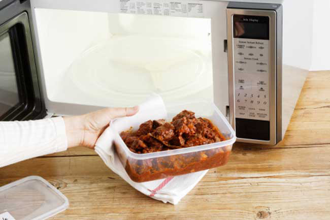 Vật chứa bằng nhựa: Các vật chứa bằng nhựa cũng không nên được bỏ vào lò vi sóng, vì một số loại nhựa có chứa các chất hóa học tương tự estrogen, chất này có thể ngấm vào thức ăn trong quá trình hâm nóng.