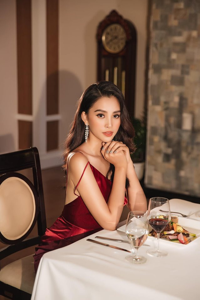 Người đẹp sinh năm 2000 trông hết sức quyến rũ trong chiếc đầm đỏ hai dây hở lưng.