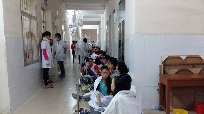 Từ 16h – 17h, theo ghi nhận của PV tại khoa cấp cứu và khoa lây, bệnh viện Việt Tiệp Hải Phòng, các xe cấp cứu và xe tải nhỏ liên tục đưa những công nhân vào. Những bệnh nhân nặng được chuyển vào khoa cấp cứu; bệnh nhân nhẹ hơn được chuyển thẳng sang khoa lây. Các bác sỹ ở bệnh viện Việt Tiệp được huy động tối đa để ưu tiên các ca cấp cứu. Cả hai tầng ở khoa lây – bệnh viện Việt Tiệp kín bệnh nhân ngồi hết cả ở hành lang.