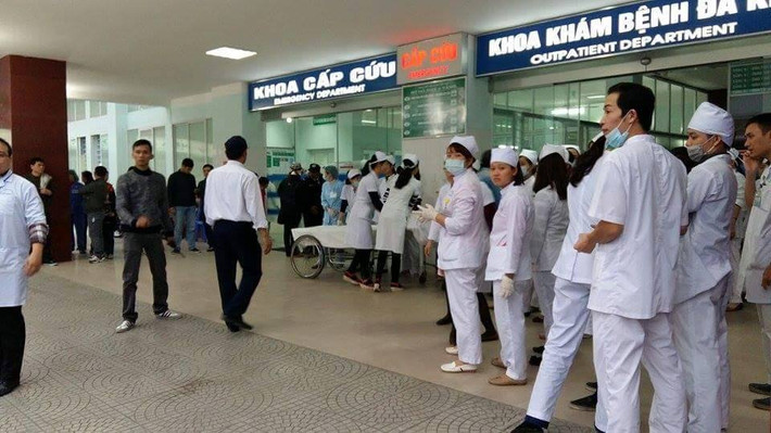 Hàng trăm xe cấp cứu cũng như xe tải được huy động để chuyển công nhân đến khoa cấp cứu tại bệnh viện Việt Tiệp Hải Phòng.
