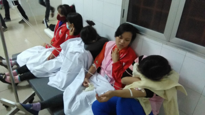 Nhiều công nhân phải điều trị ở ngoài hành lang.