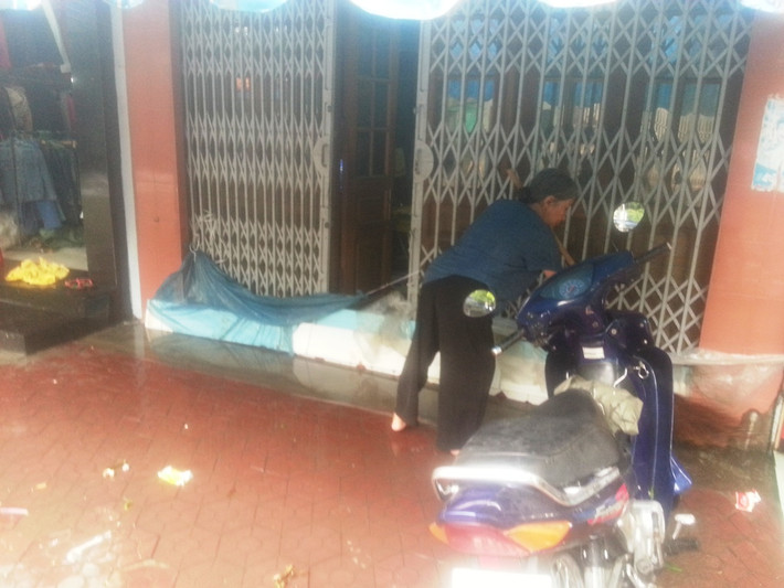 Nhiều người dân phải xếp thùng xốp để ngăn nước và rác thải tràn vào nhà.