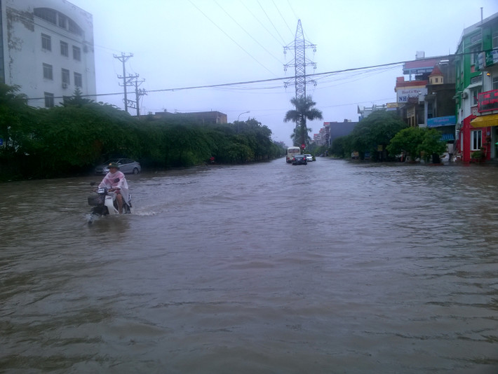 Có khu vực nước ngập từ 30 đến 40 cm, thậm chí có nơi ngập đến nửa mét.