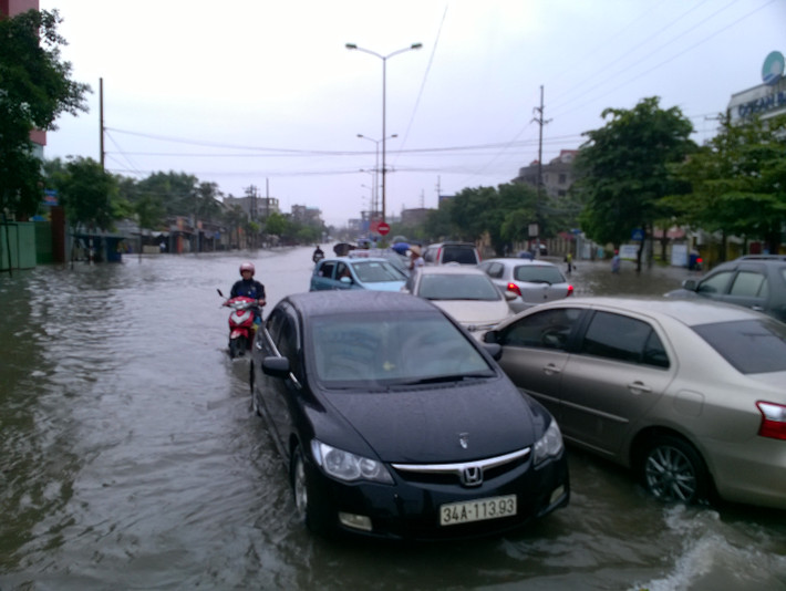 Nhiều xe ô tô đã không thể di chuyển do nước ngập.