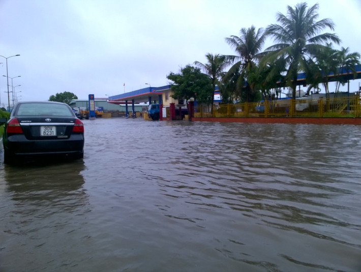 Nhiều ô tô bị chết máy giữa đường.
