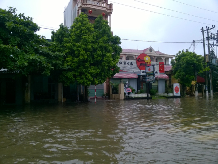 Nhiều tuyến đường, công sở, nhà dân bị chìm trong nước.