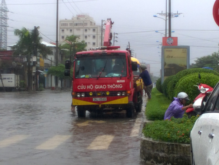 Xe cứu hộ giao thông liên tục hoạt động.