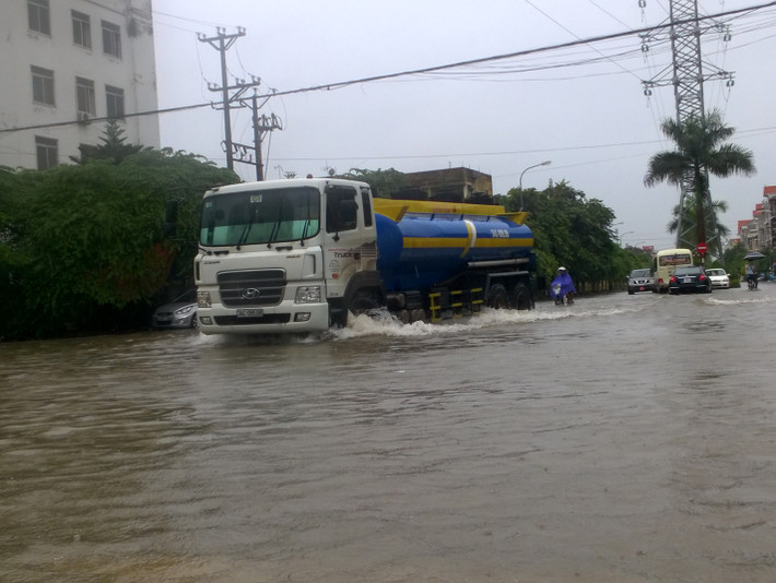Giao thông đi lại gặp nhiều khó khăn, có tuyến phố như Nguyễn Lương Bằng gần như tê liệt.