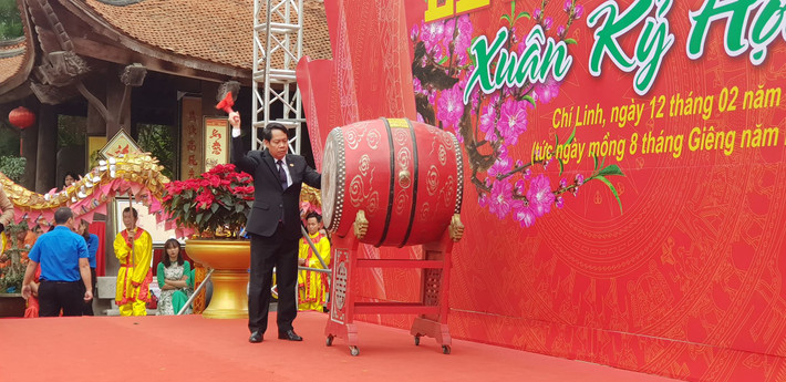 Lãnh đạo thị xã Chí Linh đánh trống khai hội.