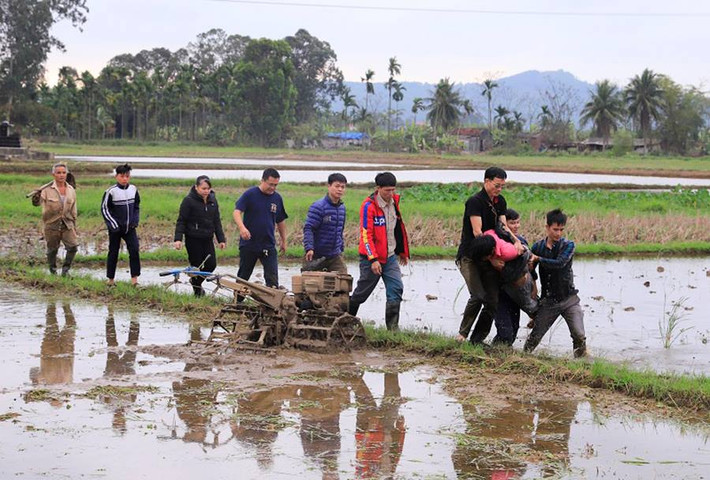Sau đó, khoảng 17h15 phút ngày 16/2, Trịnh Văn Nhậm được đưa lên xe cứu thương về trụ sở UBND xã Trung Hà. Tại Công an xã Trung Hà, Trịnh Văn Nhậm khai nhận, bản thân chỉ học hết lớp 5, trình độ hạn chế, công việc bấp bênh, sau đó sa vào con đường nghiện hút ma túy. Nhậm đã được địa phương đưa đi cai nghiện bắt buộc, nhưng khi trở về, người đàn ông này vẫn không dứt bỏ được với ma túy.
