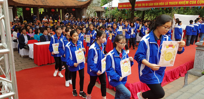 Đông đảo học sinh tham dự lễ khai bút.