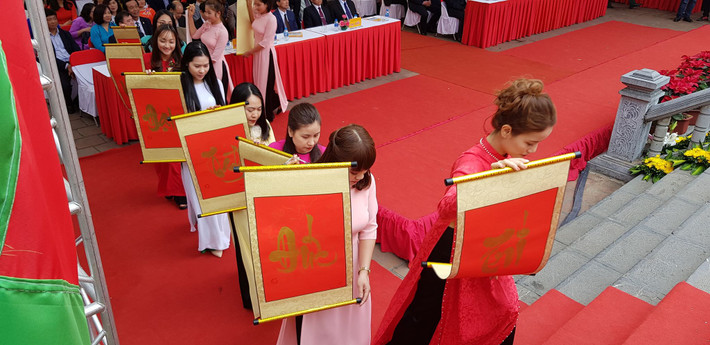 Và của lãnh đạo Bộ, ban, ngành được dâng lên đền thờ thầy giáo Chu Văn An.