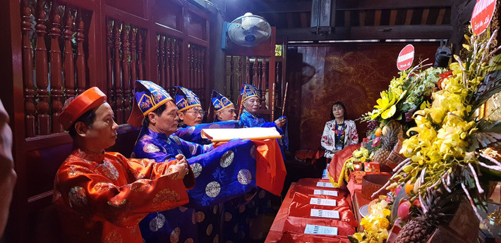 Chu Văn An (1292 - 1370) hiệu là Tiều Ẩn, tên chữ là Linh Triệt, ở xã Quang Liệt, huyện Thanh Trì (TP Hà Nội). Ông đỗ Thái học sinh nhưng không làm quan, mà mở trường dạy học. Tài năng, đức độ của thầy Chu vang xa, khiến học trò các nơi đến bái sư, trong đó có nhiều người thành đạt làm quan lớn như Phạm Sư Mạnh, Lê Quát...