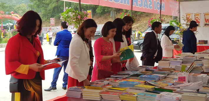 Gian trưng bày sách thu hút đông đảo người dân quan tâm.