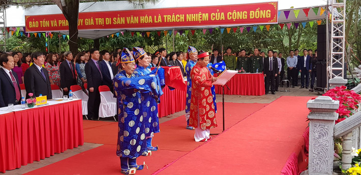 Sáng ngày 12/2 (mùng 8 Tết Nguyên đán), tại đền thờ Nhà giáo Chu Văn An, UBND thị xã Chí Linh (tỉnh Hải Dương) phối hợp với Sở Thông tin và Truyền thông Hải Dương tổ chức lễ khai bút và khai mạc hội sách Xuân Kỷ Hợi 2019. Ảnh: Đọc văn tế ca ngợi công lao, phẩm chất, khí tiết của Nhà giáo Chu Văn An.