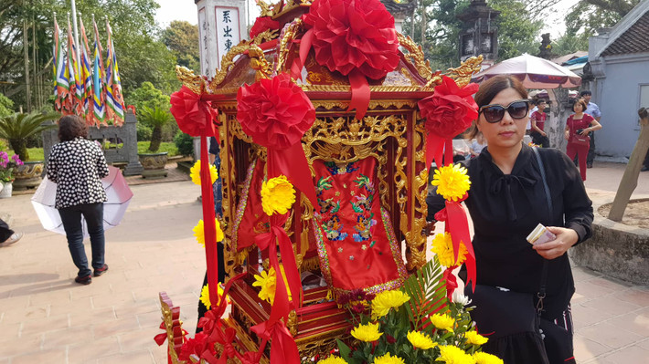 Chiều ngày 18/2 (14 tháng giêng Âm lịch) trước giờ khai ấn đền Trần 2019, nhiều du khách đã về ngôi đền linh thiêng này. Trước giờ diễn ra lễ rước kiệu nhưng tại sân đền Cổ Trạch, PV Kiến Thức đã ghi nhận lại hình ảnh "phản cảm" khi có rất nhiều người tới dâng hương trước đền đã mang tiền tới xoa lên kiệu và nhét đầy vào kiệu ấn.