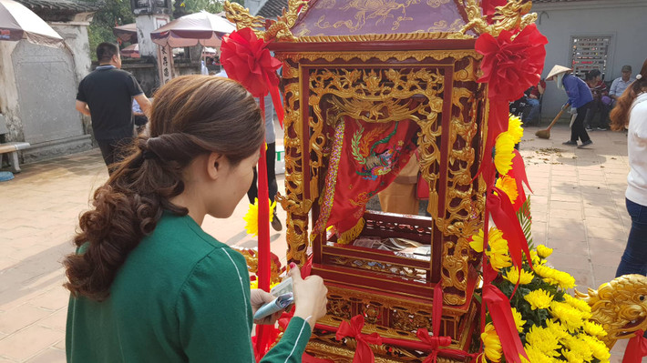 Một người phụ nữ đếm tiền lẻ.