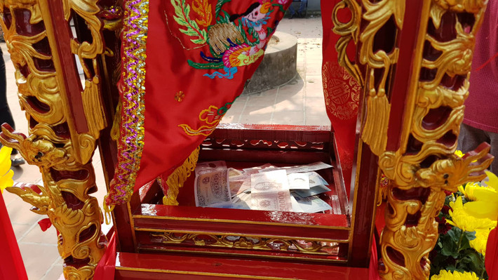 Tiền lẻ đầy khay.