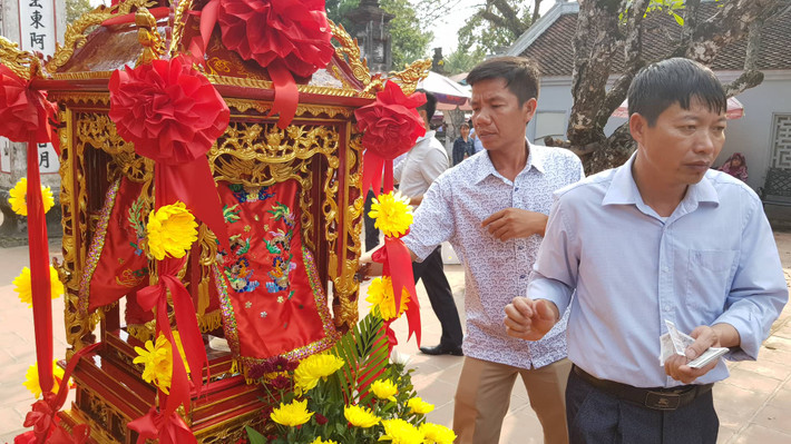 Thản nhiên nhét tiền vào kiệu ấn.