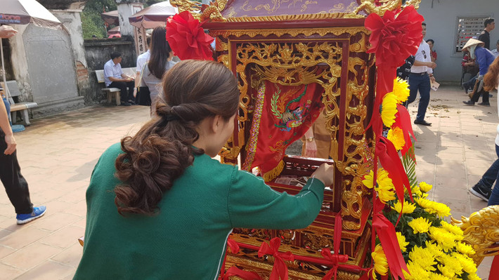 Sau đó nhét vào kiệu ấn.