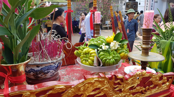 Nhưng chiếc kiệu lớn bên cạnh vẫn bị nhét tiền lẻ.