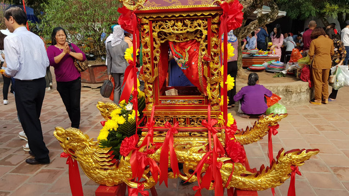 Chiếc kiệu ấn đầy tiền lẻ bên trong.