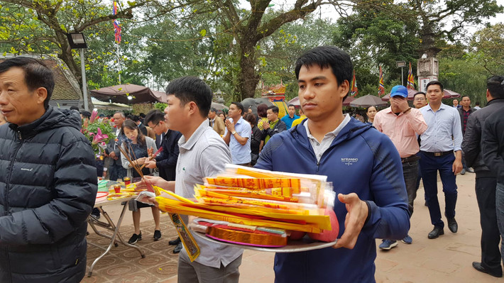 Ấn sớ được mang lên thắp hương để mong linh thiêng.