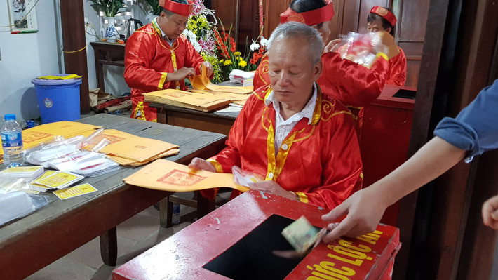 8h sáng ngày 19/2, nhiều người bỏ tiền lấy ấn.