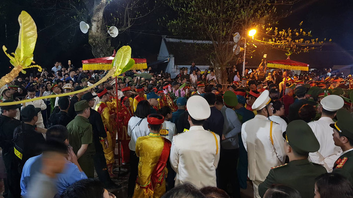 Tại sân điện Thiên Trường.
