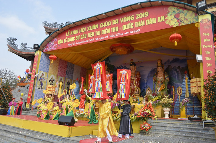 Sáng nay, 12/2 (tức mùng 8 tháng Giêng âm lịch, UBND thành phố Uông Bí cùng chùa Ba Vàng phối hợp tổ chức Lễ khai hội xuân chùa Ba Vàng năm 2019.