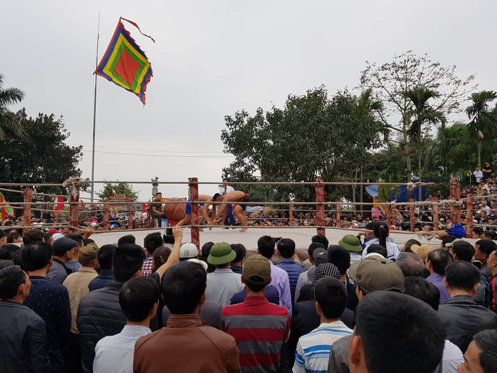 Năm nay, Ban tổ chức dành những khoản tiền "thưởng nóng" lên tới hàng chục triệu đồng của các khán giả dành cho các trận đấu, đô vật đấu hay và cống hiến.