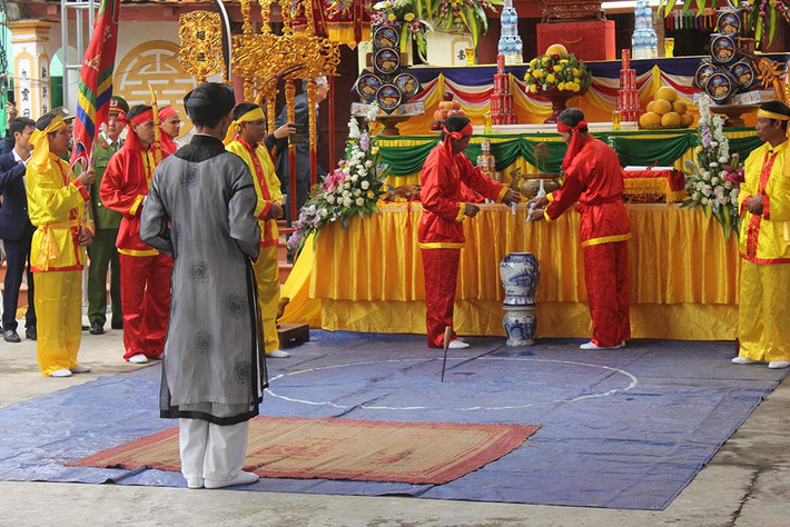 Ngay sau động tác dùng dao sắc nhọn chỉ trời vạch là nghi lễ quan trọng nhất - nghi lễ đọc hịch thề và cùng nhau cắt tiết gà để uống rượu thề, khẳng định sự đoàn kết thực hiện đúng lời thề không tham nhũng. Ngoài việc răn dạy những bậc chức sắc trong làng, hịch Minh Thề còn răn dạy cách đối nhân xử thế của những người dân trong làng Hòa Liễu sao cho củng cố được tình làng nghĩa xóm, đời sống yên bình thịnh vượng. AnhrL Đổ rượu vào bình thực hiện nghi lễ.