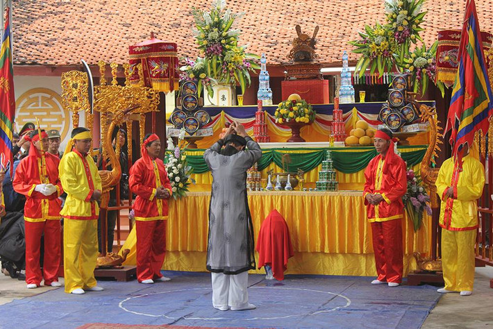 Trải qua thăng trầm của lịch sử, năm 1993, lễ hội Minh Thề được chính quyền địa phương và người dân trong làng khôi phục và giữ nguyên được giá trị văn hóa thời xưa. “Ước nguyện của dân làng chỉ mong muốn lễ hội được tổ chức liên tục. Chính quyền địa phương và nhân dân cùng chung tay nâng tầm lễ hội lên, các cấp lãnh đạo cùng giúp đỡ chúng tôi giữ, phát huy được truyền thống văn hoá dân tộc”, ông Khoa nói.
