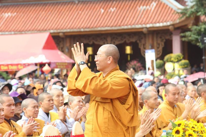 Trụ trì chùa Ba Vàng chào các tăng ni, phật tử và du khách.