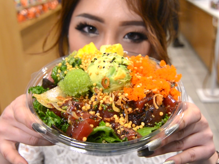 Poké, một loại salad cá sống ở Hawaii (Mỹ), cũng sẽ trở thành món ngon được phục vụ ở khắp mọi nơi trong năm tới. Ảnh: Insider.