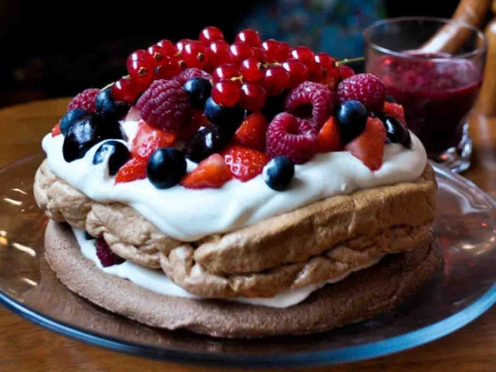Món bánh ngọt truyền thống dịp Giáng sinh ở Australia là bánh pavlova. Bánh thường được trang trí với kem, dâu tây hoặc kiwi hoặc chanh dây. Ảnh: Flickr.