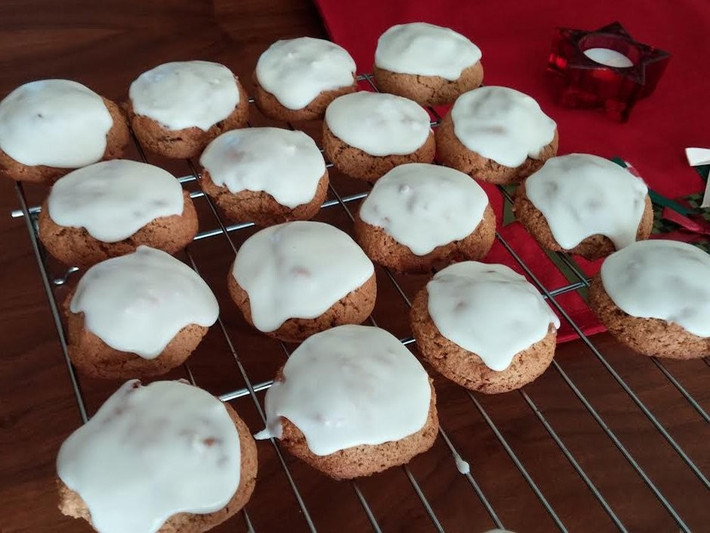 Lebkuchen là một món bánh quy mềm xuất hiện ở Đức từ năm 1300. Lebkuchen có vị ngọt từ mật ong và lớp kem lạnh phía trên. Ảnh: Flickr.