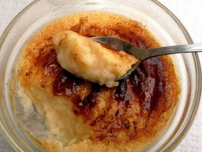 Người dân Colombia sẽ thưởng thức món bánh arroz con leche. Bánh được làm từ sữa, gạo, nho khô và các loại gia vị. Ảnh: Flickr.