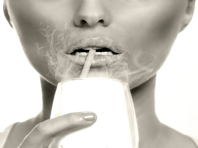 Bỏ qua bước chăm sóc da thiết yếu này cũng có thể dẫn đến da mất nước. Điều này có thể gây ra các tình trạng da bị hư tổn. Vì vậy, hãy ngăn ngừa điều này bằng cách giữ ẩm da thường xuyên.