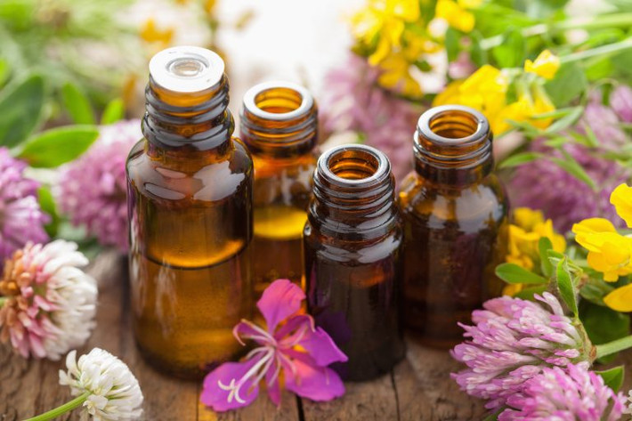 Bạn cũng có thể thử đẩy lùi các chứng đau nhức bằng các loại tinh dầu. Các nghiên cứu cho thấy tinh dầu hoa oải hương, hoa cúc có thể giúp chống lại chứng nhức đầu. Ảnh: BDT.