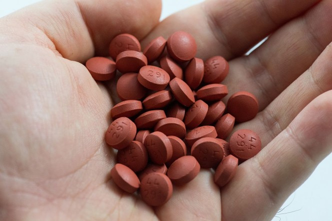 Tuy nhiên, những loại thuốc giảm đau như Ibuprofen, có thể gây độc cho cơ tim, đặc biệt nguy hiểm đối với những người trên 40 tuổi. Ảnh: Wikipedia.