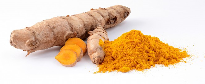 Trong khi đó, có một số cách giảm đau tự nhiên an toàn hơn mà bạn có thể áp dụng. Chẳng hạn như bạn có thể dùng bột nghệ để giảm đau. Ảnh: BDT.