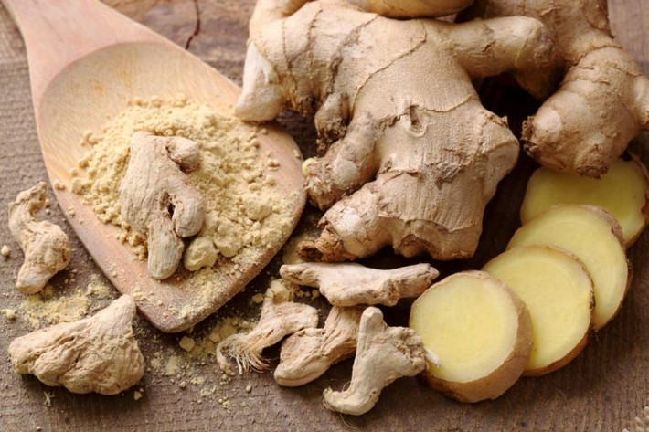 Một phương thuốc tự nhiên khác chính là gừng. Theo một nghiên cứu, gừng "ngăn chặn sự hình thành các hợp chất gây viêm - prostaglandins và leukotrienes". Ảnh: BDT.