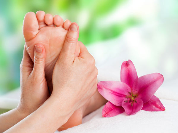 3. Massage: Massage chuyên nghiệp, tập trung vào cơ thể, mặt, bàn tay và bàn chân của bạn cũng có thể giúp kích thích sản xuất các tế bào mới hơn ở những khu vực này và làm chậm quá trình thoái biến tế bào, dấu hiệu lão hóa như nếp nhăn và sạm da. Ảnh: Boldsky.