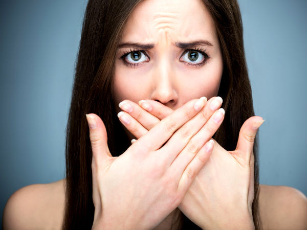 Một trong những lợi ích của lá bạc hà là tính chất chống vi khuẩn, có thể ngừa hôi miệng. Lấy một ít lá bạc hà và nhai để ngừa các vi khuẩn có hại trong miệng. Ảnh: Boldsky.